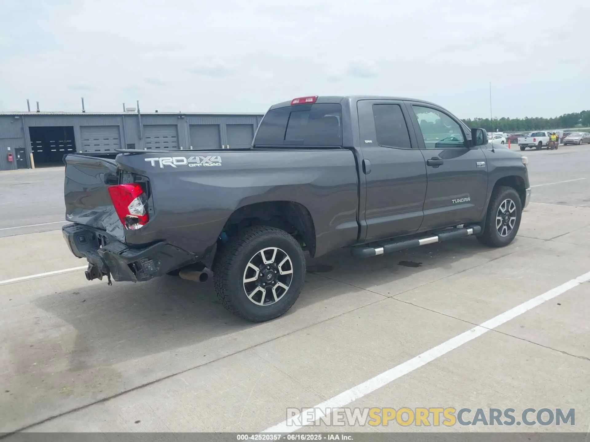 4 Photograph of a damaged car 5TFUW5F15KX807976 TOYOTA TUNDRA 2019