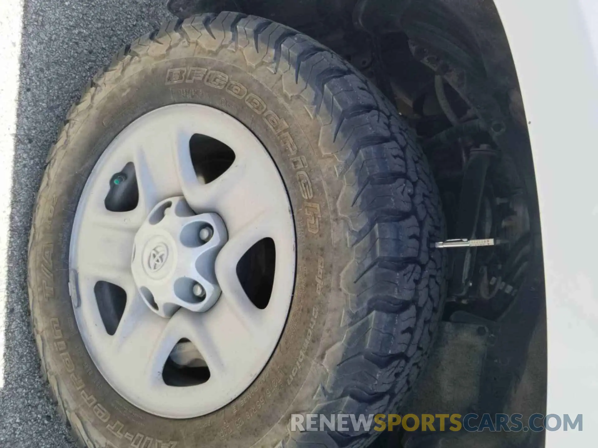 4 Photograph of a damaged car 5TFUW5F16KX856541 TOYOTA TUNDRA 2019