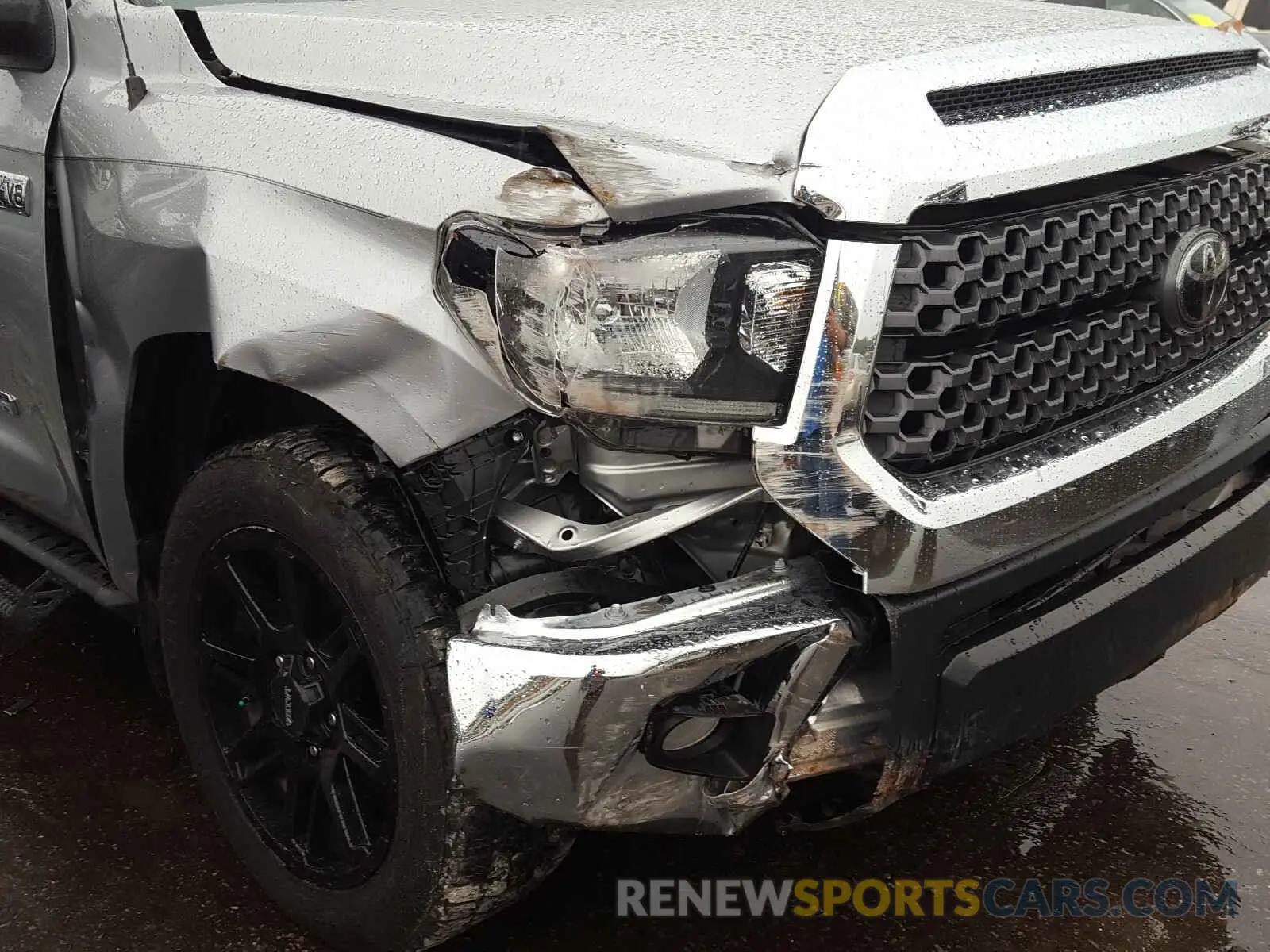 9 Photograph of a damaged car 5TFUW5F1XKX798398 TOYOTA TUNDRA 2019