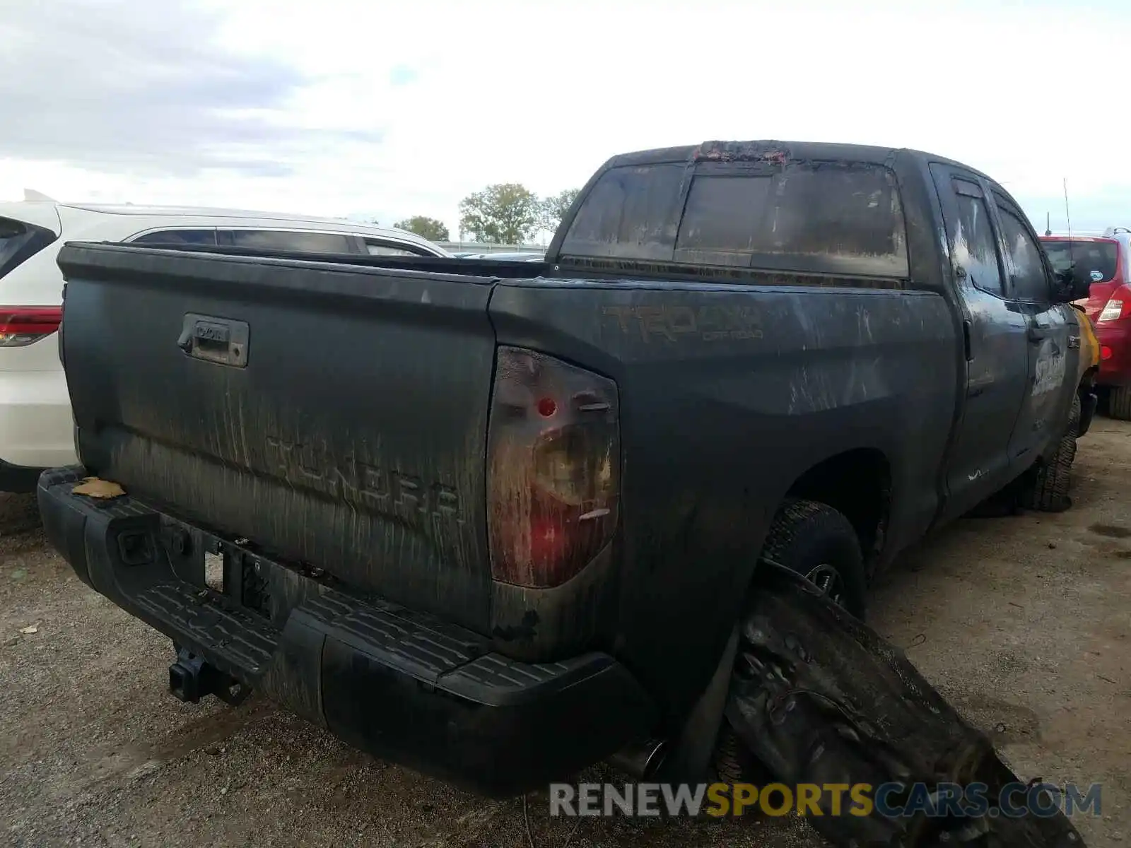 4 Photograph of a damaged car 5TFUW5F1XKX815586 TOYOTA TUNDRA 2019