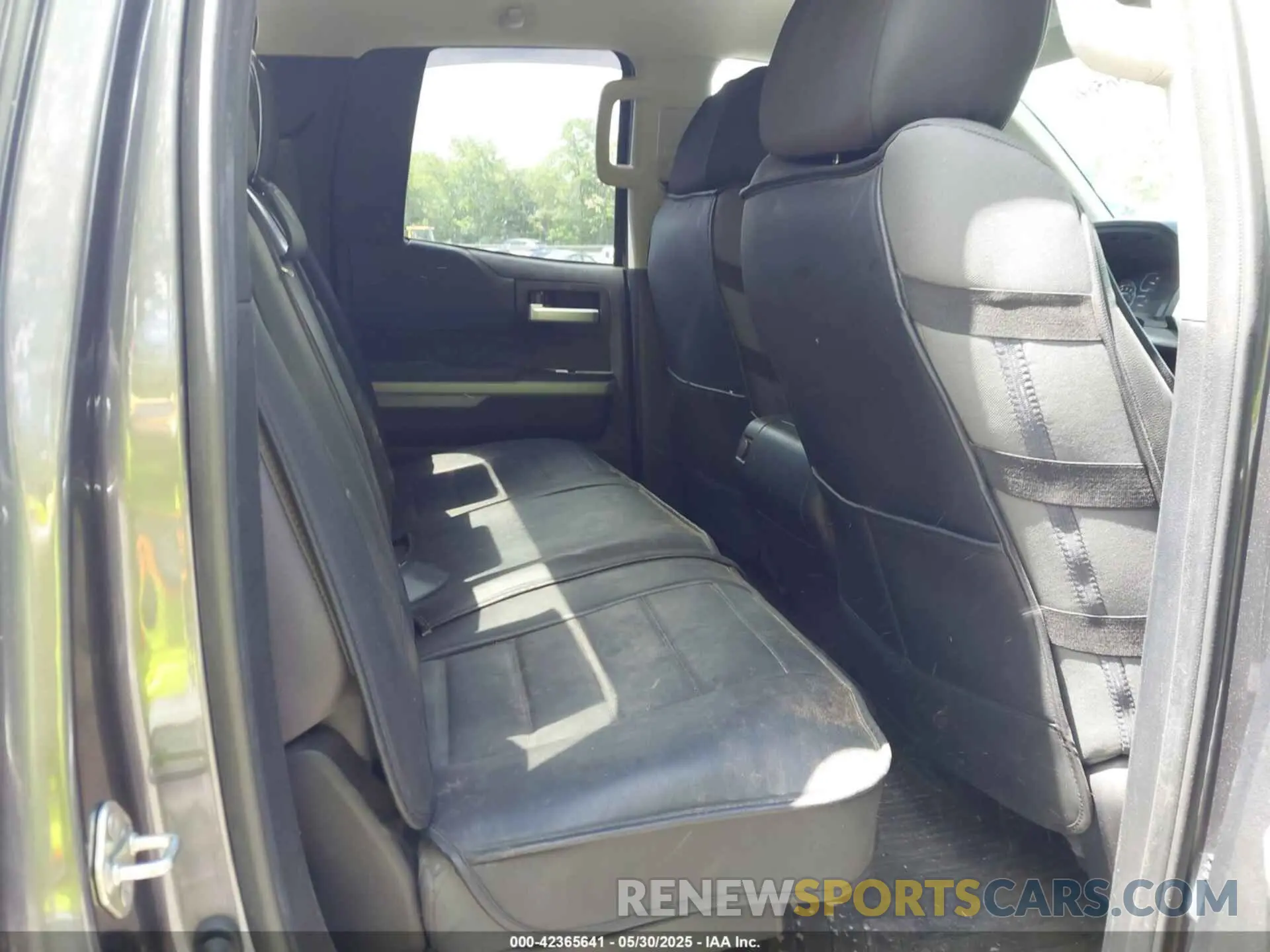 8 Photograph of a damaged car 5TFUY5F10KX869666 TOYOTA TUNDRA 2019