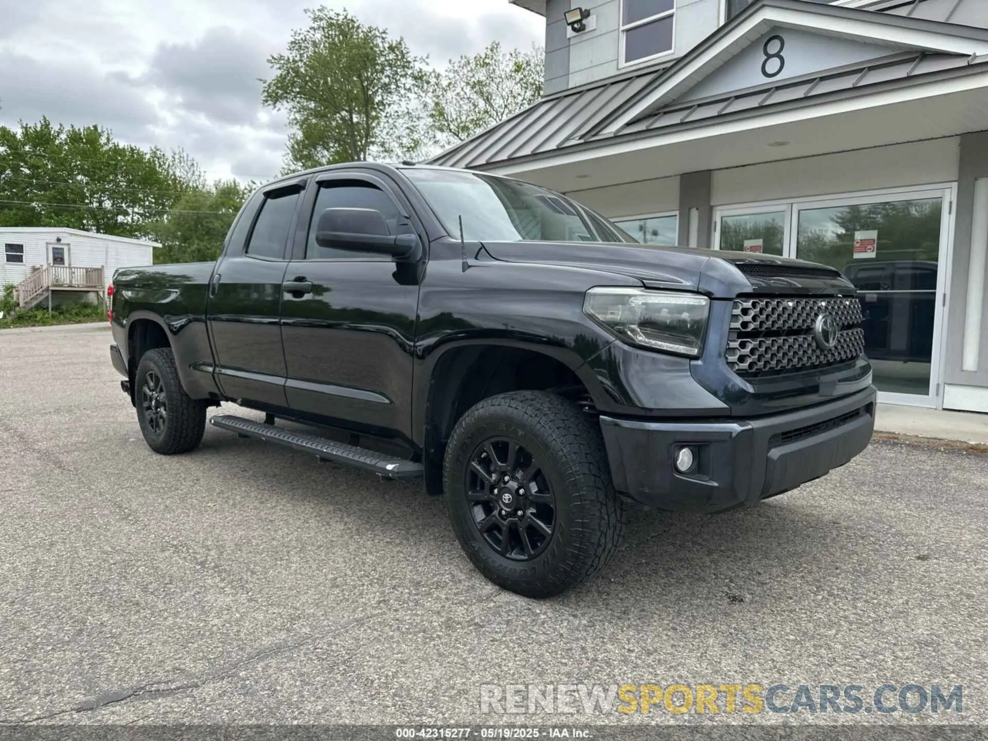 1 Photograph of a damaged car 5TFUY5F13KX815620 TOYOTA TUNDRA 2019