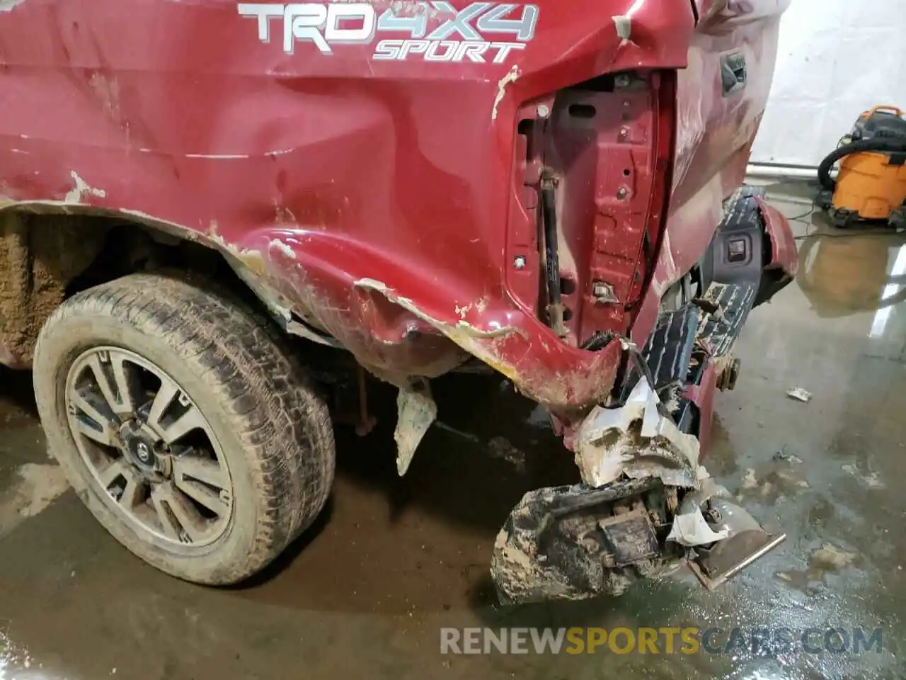 9 Photograph of a damaged car 5TFUY5F16KX838289 TOYOTA TUNDRA 2019