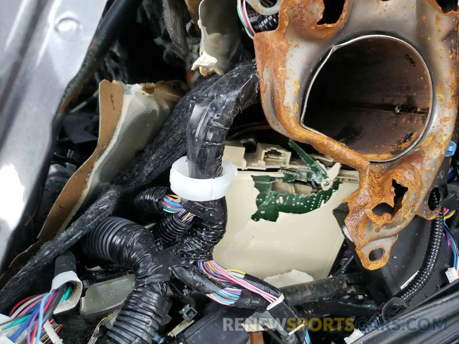 8 Photograph of a damaged car 5TFUY5F19KX781473 TOYOTA TUNDRA 2019