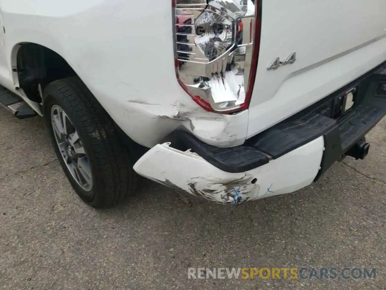 9 Photograph of a damaged car 5TFAY5F12LX924395 TOYOTA TUNDRA 2020