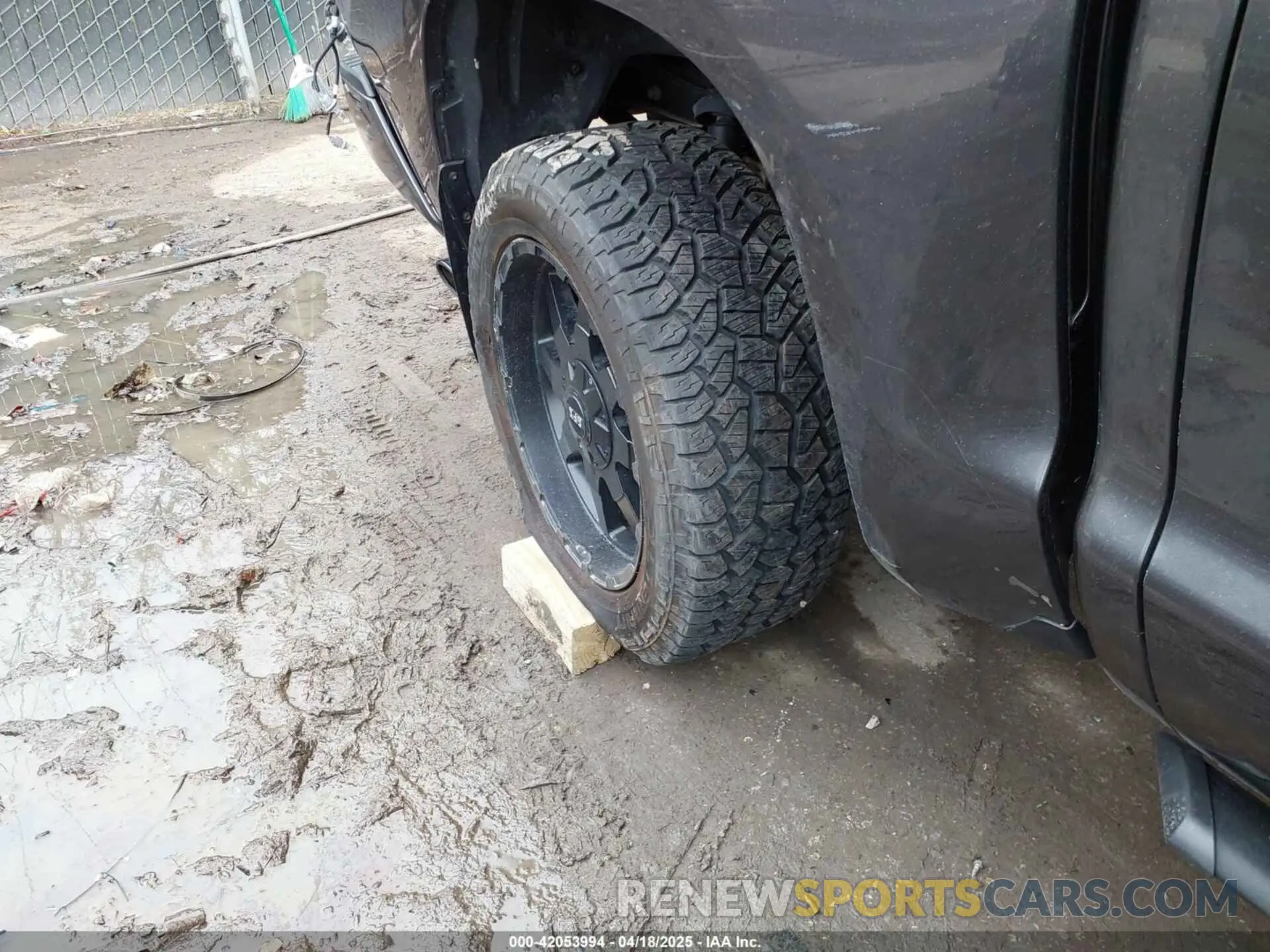 19 Photograph of a damaged car 5TFAY5F18LX938110 TOYOTA TUNDRA 2020