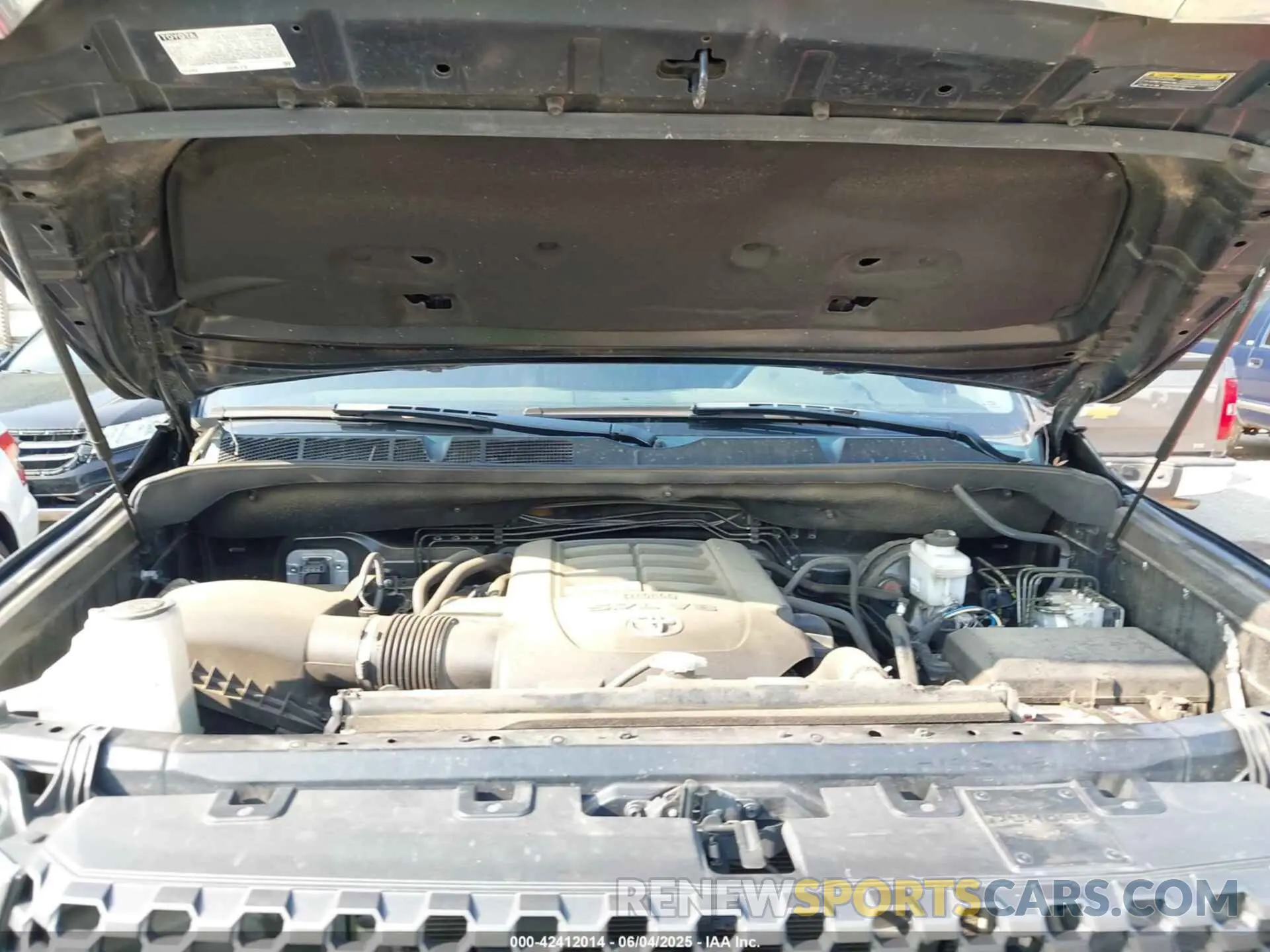 10 Photograph of a damaged car 5TFDY5F12LX910560 TOYOTA TUNDRA 2020