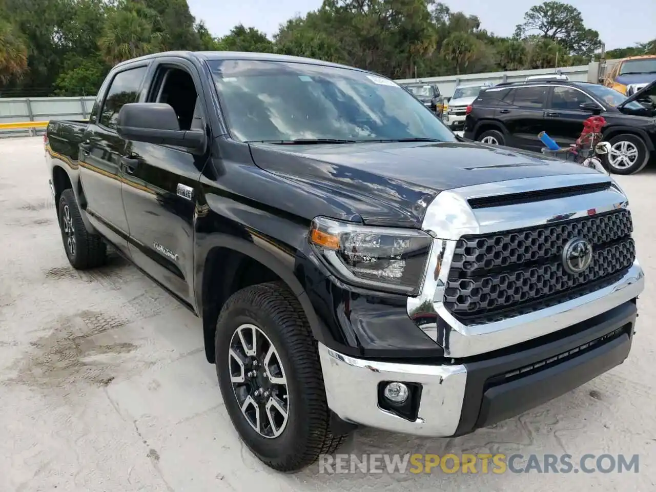 1 Photograph of a damaged car 5TFDY5F12LX924992 TOYOTA TUNDRA 2020