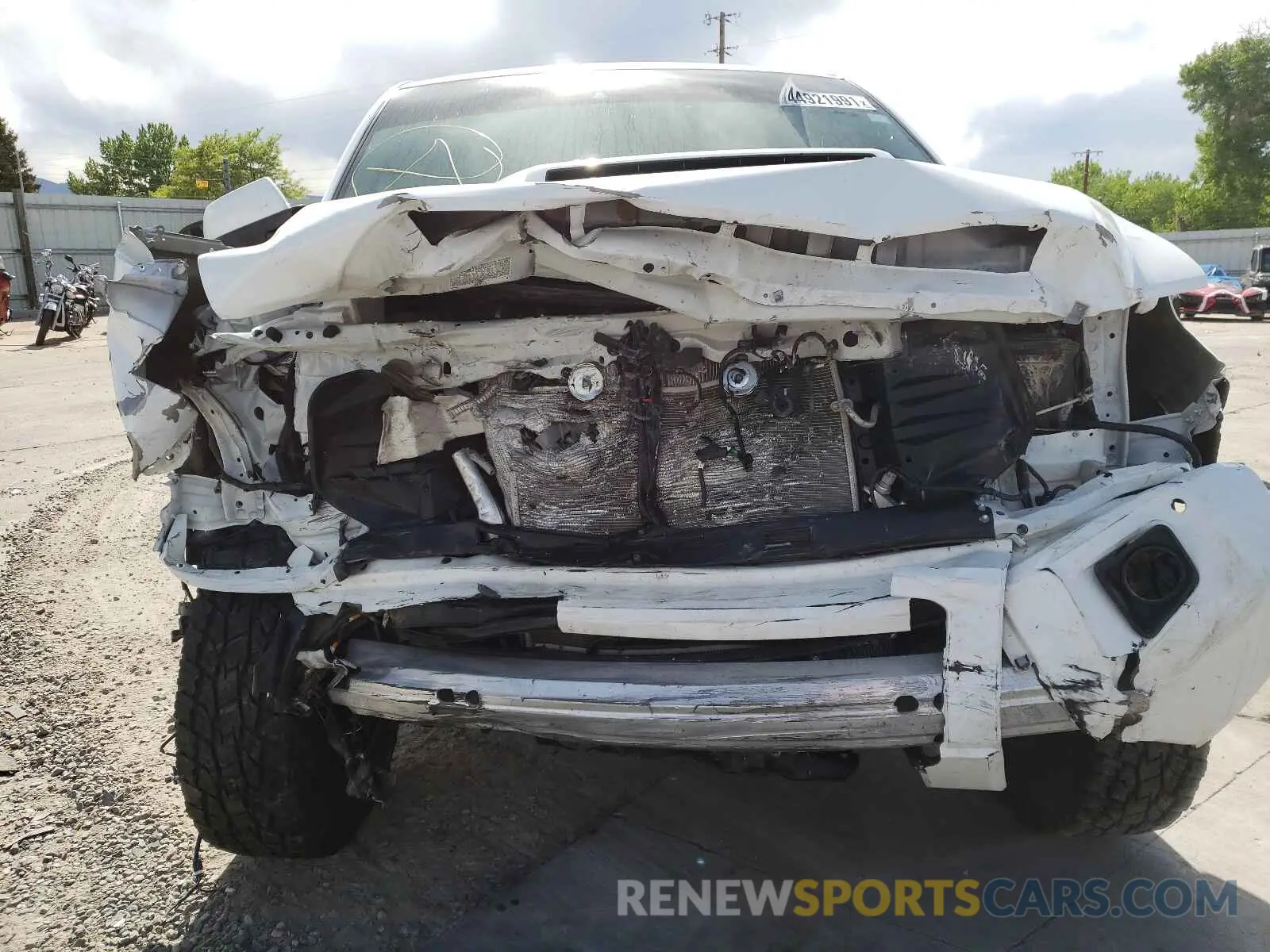 9 Photograph of a damaged car 5TFDY5F13LX922104 TOYOTA TUNDRA 2020