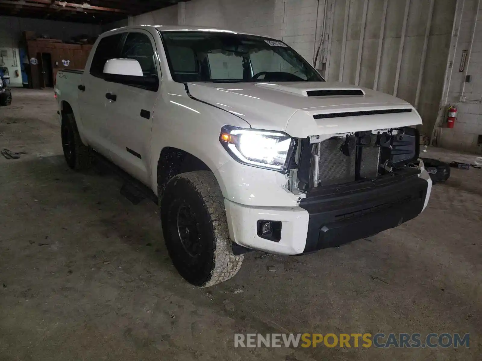 1 Photograph of a damaged car 5TFDY5F18LX942154 TOYOTA TUNDRA 2020