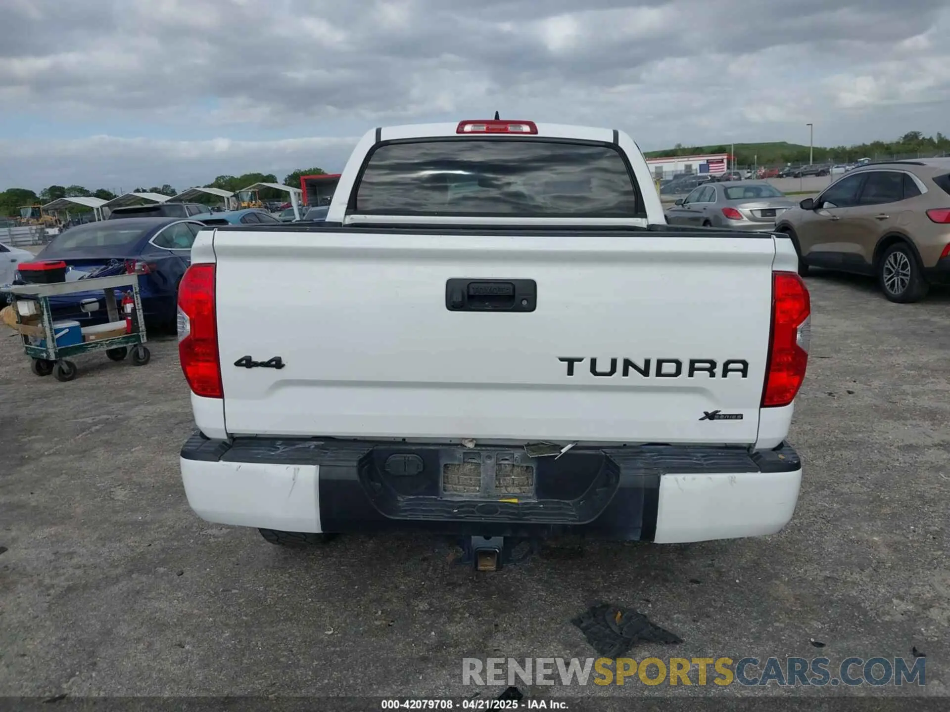 17 Photograph of a damaged car 5TFDY5F19LX913388 TOYOTA TUNDRA 2020
