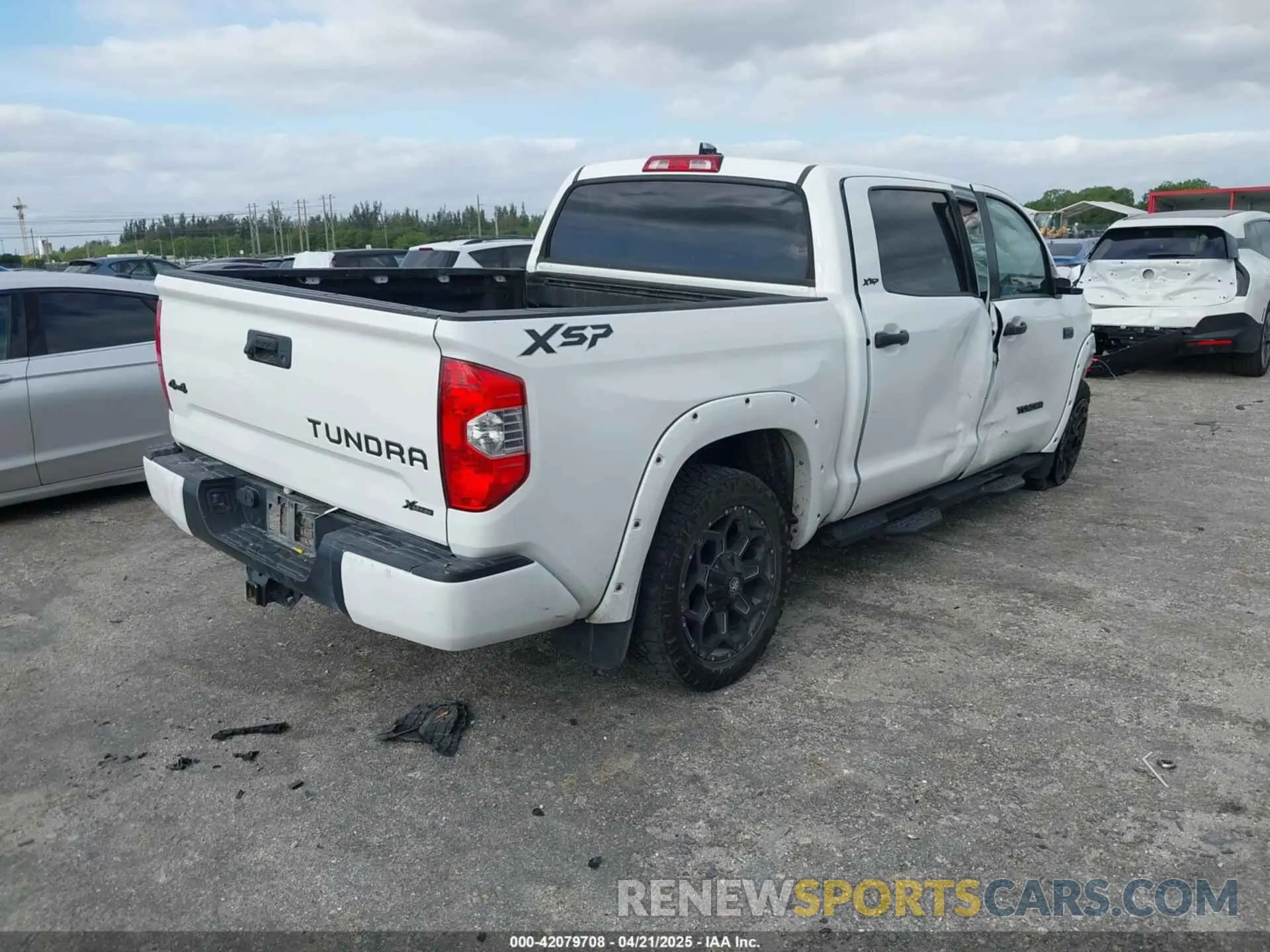 4 Photograph of a damaged car 5TFDY5F19LX913388 TOYOTA TUNDRA 2020
