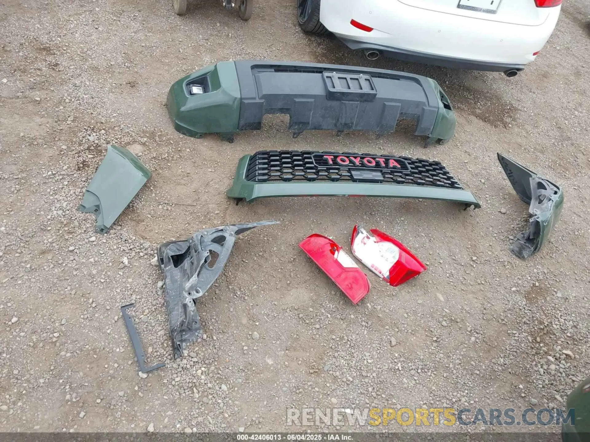 12 Photograph of a damaged car 5TFDY5F1XLX923704 TOYOTA TUNDRA 2020