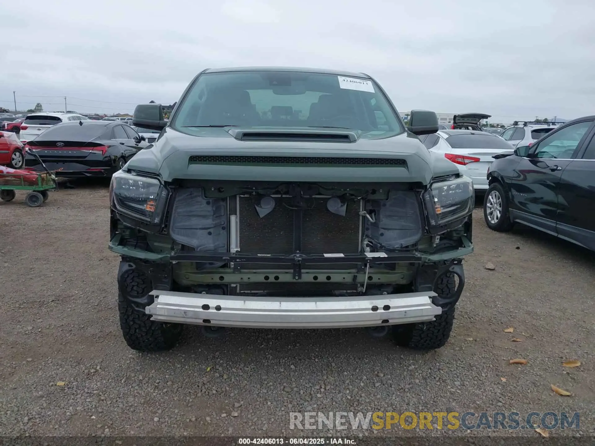 13 Photograph of a damaged car 5TFDY5F1XLX923704 TOYOTA TUNDRA 2020