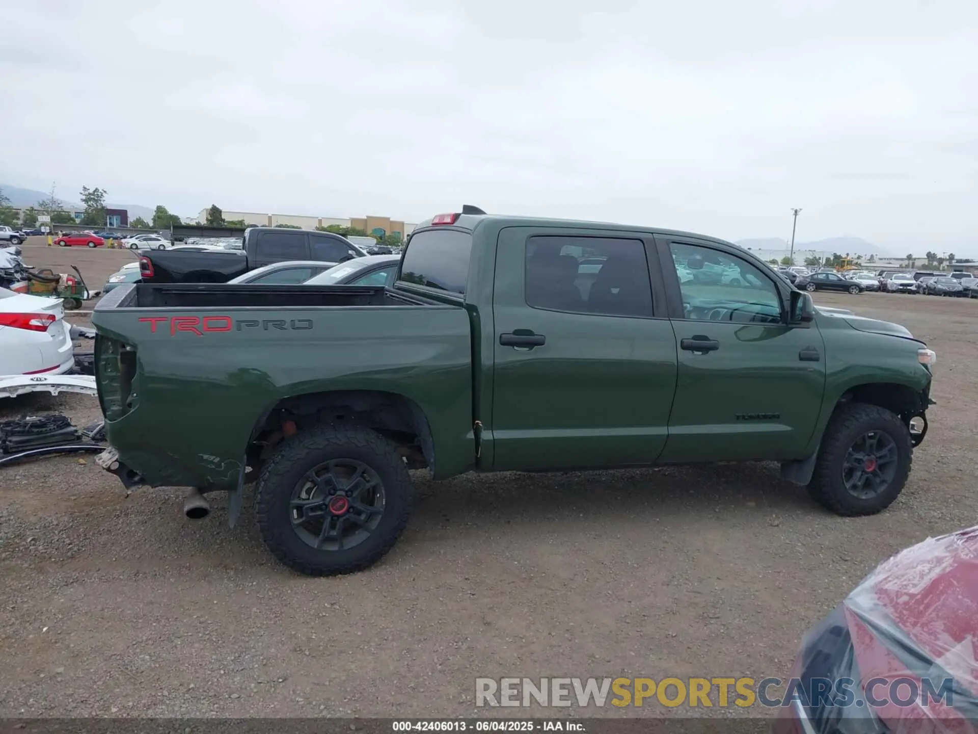 14 Photograph of a damaged car 5TFDY5F1XLX923704 TOYOTA TUNDRA 2020