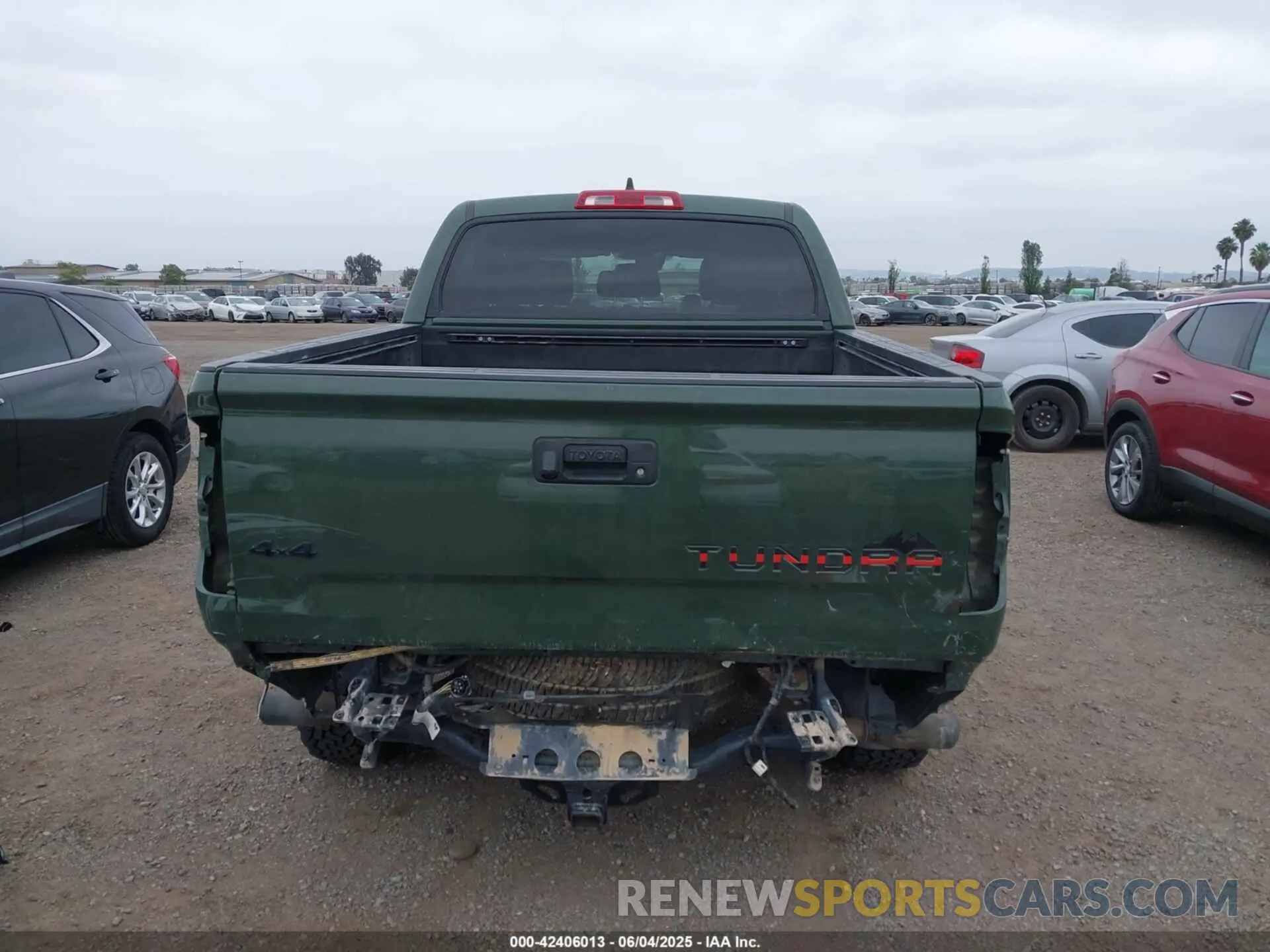 17 Photograph of a damaged car 5TFDY5F1XLX923704 TOYOTA TUNDRA 2020