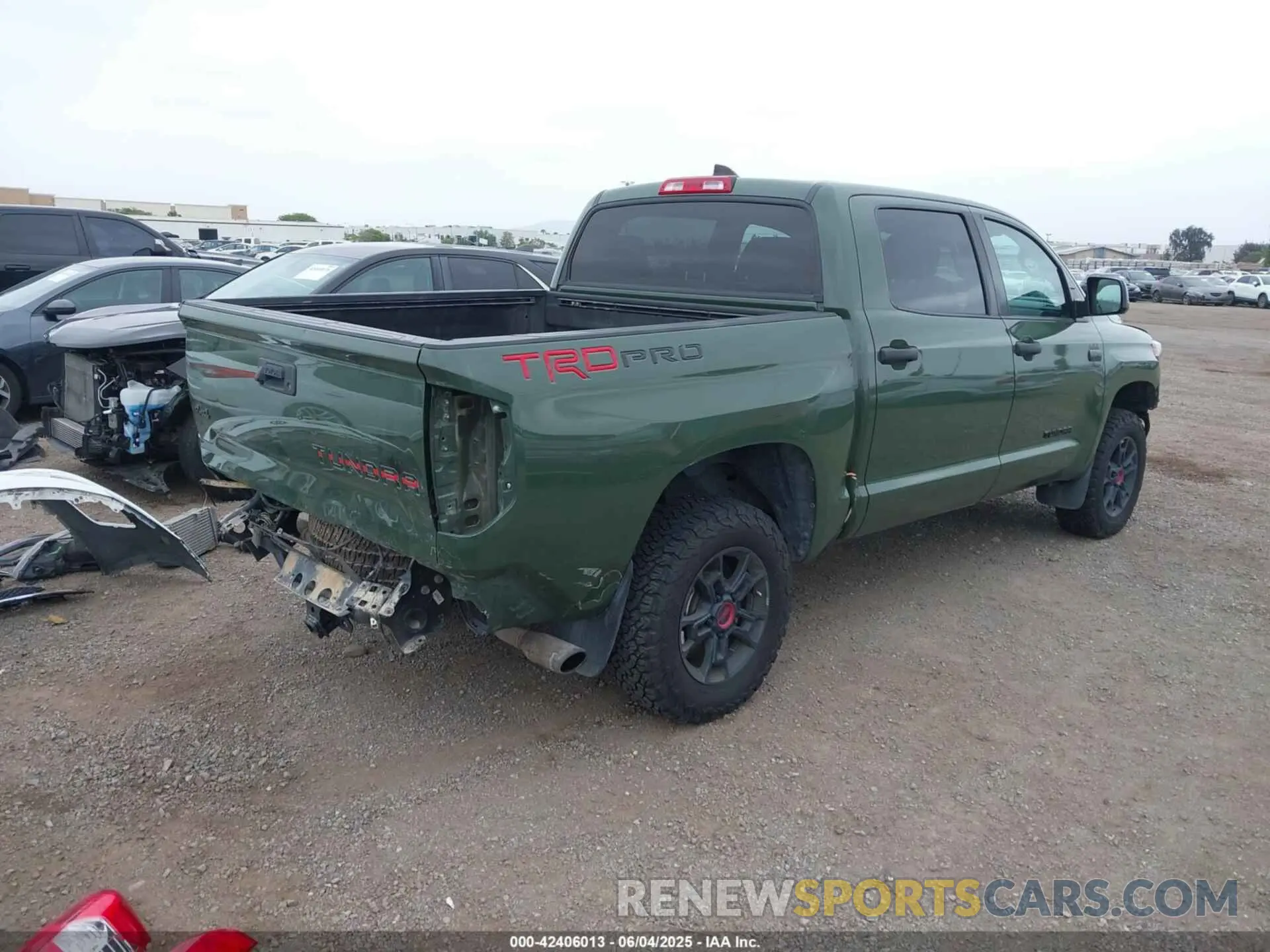 4 Photograph of a damaged car 5TFDY5F1XLX923704 TOYOTA TUNDRA 2020