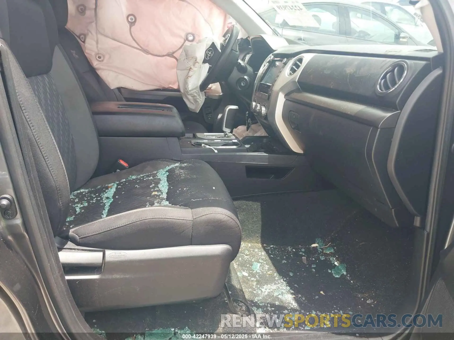 5 Photograph of a damaged car 5TFEY5F13LX265681 TOYOTA TUNDRA 2020