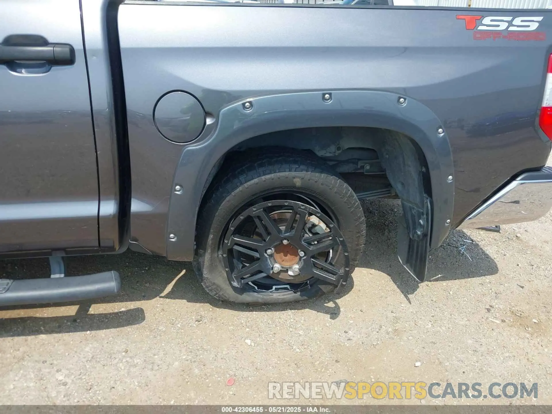 19 Photograph of a damaged car 5TFEY5F1XLX266049 TOYOTA TUNDRA 2020