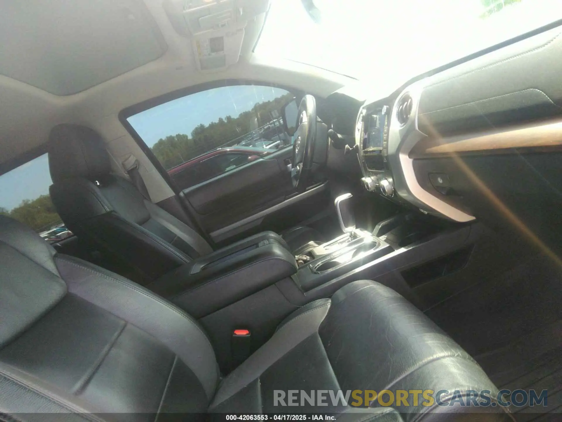 5 Photograph of a damaged car 5TFHY5F14LX935171 TOYOTA TUNDRA 2020
