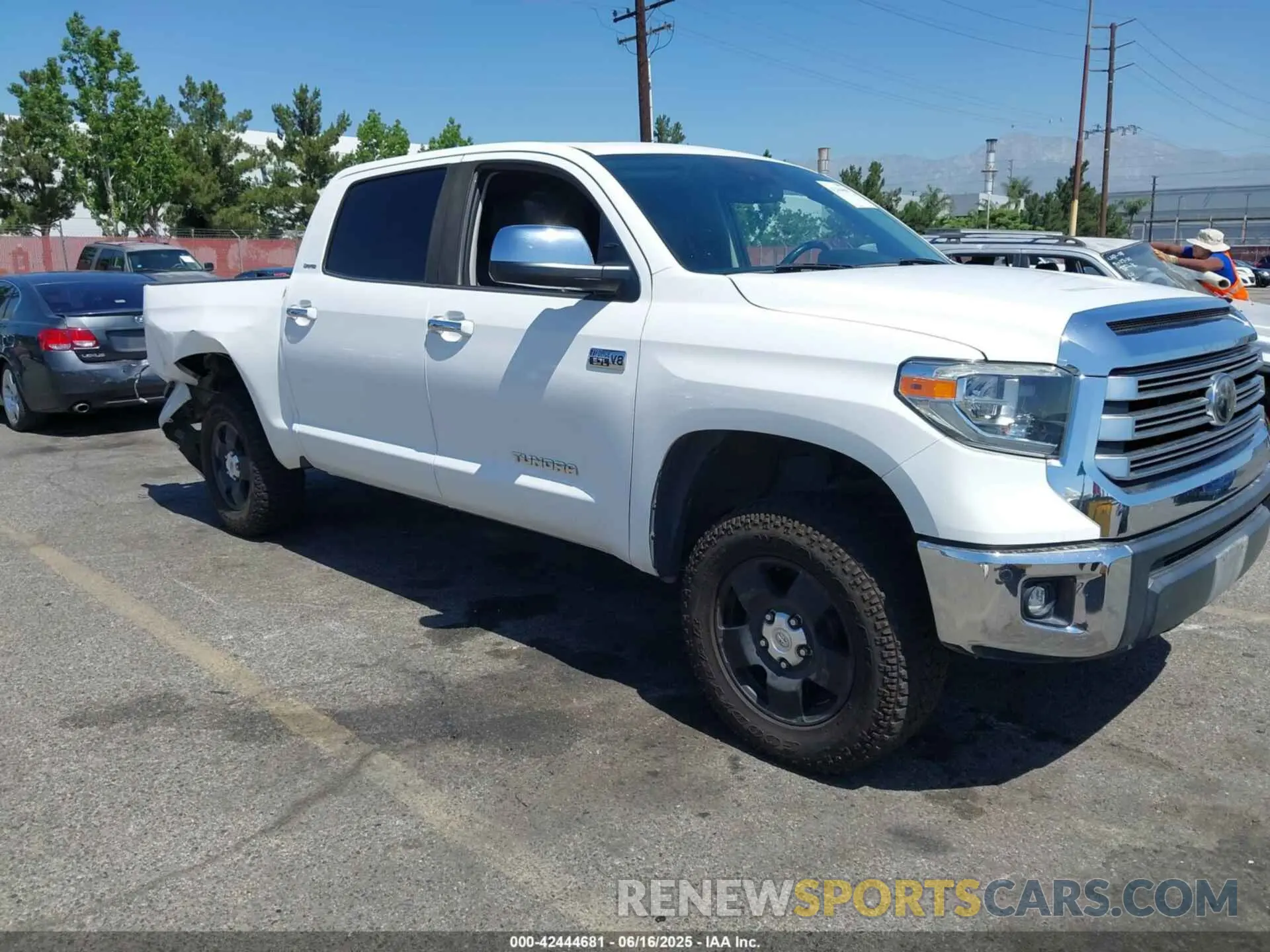 1 Photograph of a damaged car 5TFHY5F15LX871108 TOYOTA TUNDRA 2020