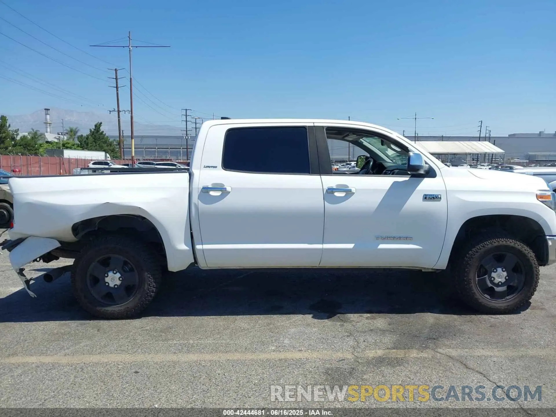 14 Photograph of a damaged car 5TFHY5F15LX871108 TOYOTA TUNDRA 2020