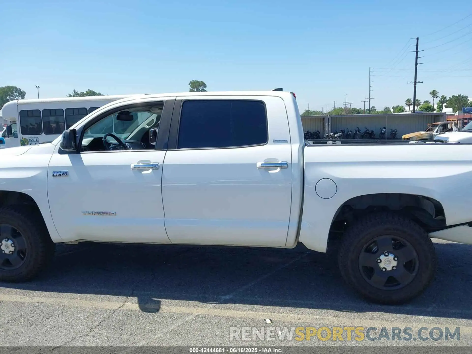 15 Photograph of a damaged car 5TFHY5F15LX871108 TOYOTA TUNDRA 2020