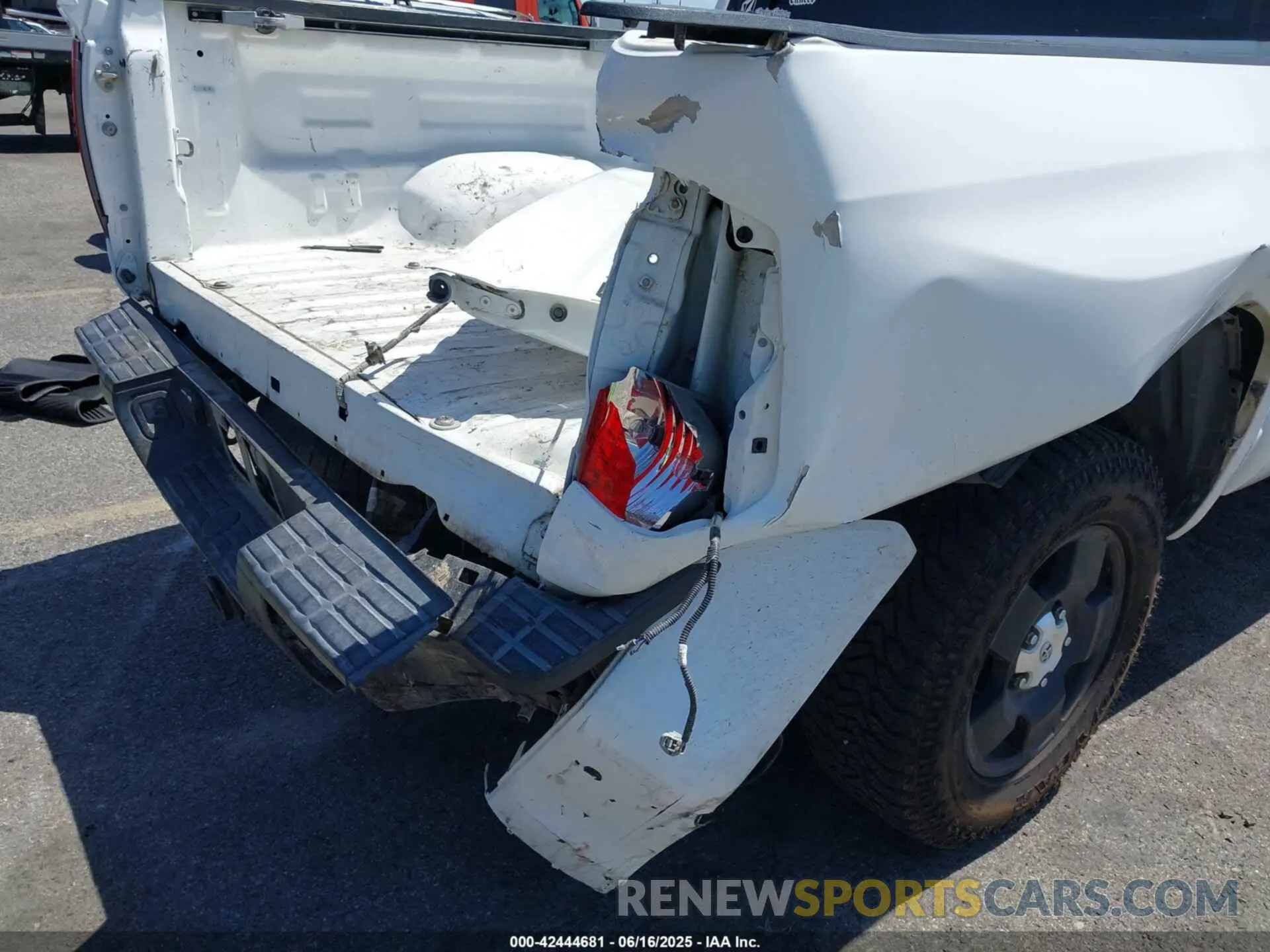 18 Photograph of a damaged car 5TFHY5F15LX871108 TOYOTA TUNDRA 2020
