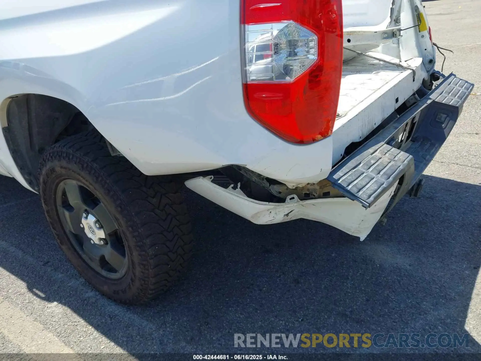19 Photograph of a damaged car 5TFHY5F15LX871108 TOYOTA TUNDRA 2020