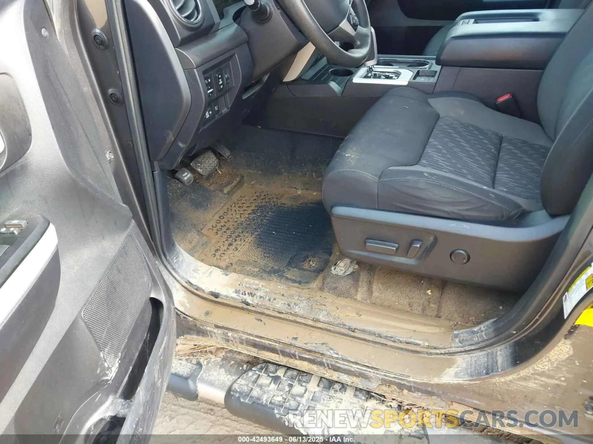 6 Photograph of a damaged car 5TFUY5F14LX947433 TOYOTA TUNDRA 2020