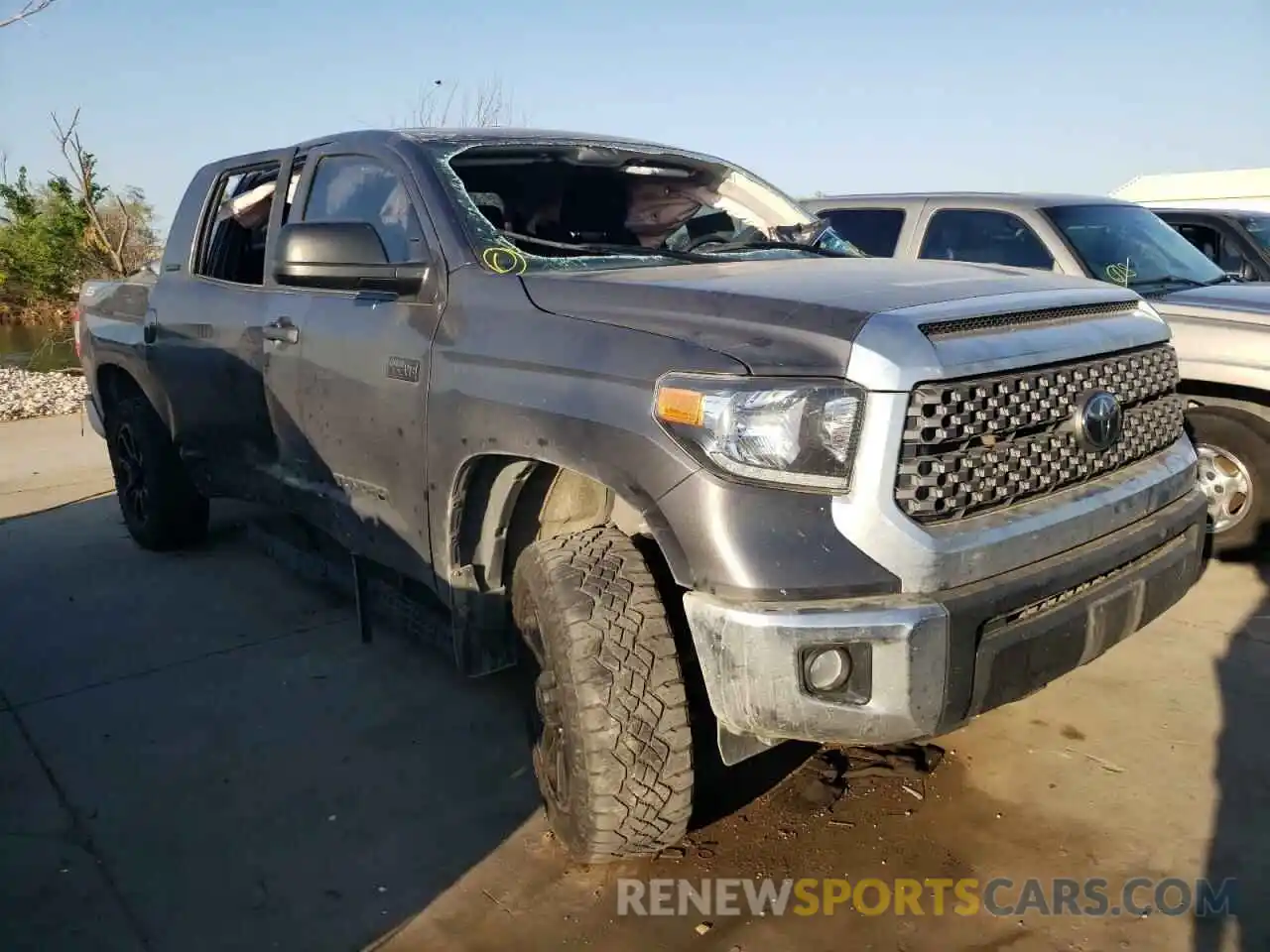 1 Photograph of a damaged car 5TFUY5F19LX888170 TOYOTA TUNDRA 2020