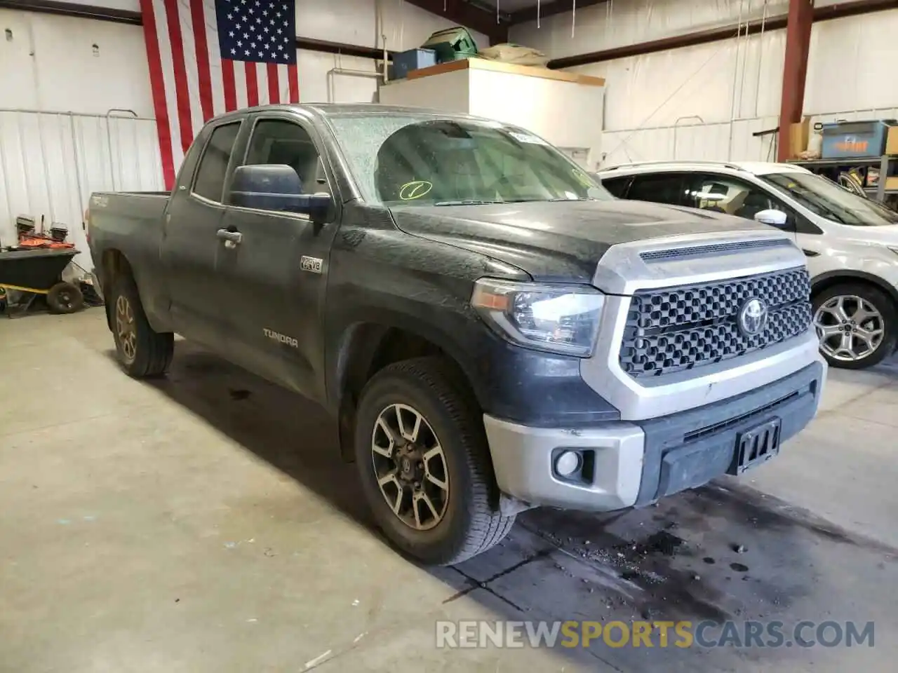 1 Photograph of a damaged car 5TFUY5F19LX951123 TOYOTA TUNDRA 2020