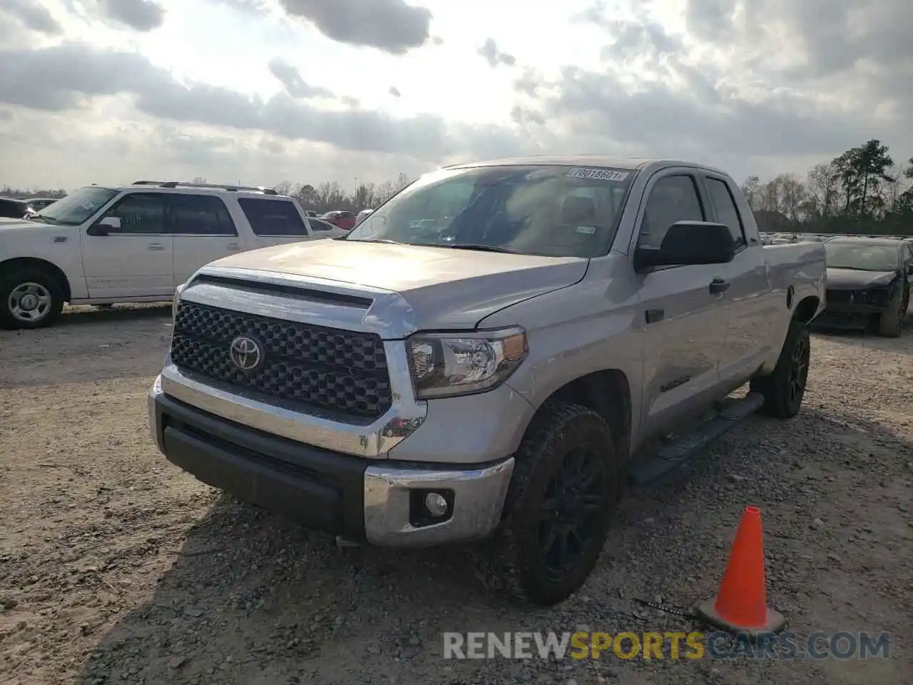 2 Photograph of a damaged car 5TFUY5F1XLX902027 TOYOTA TUNDRA 2020