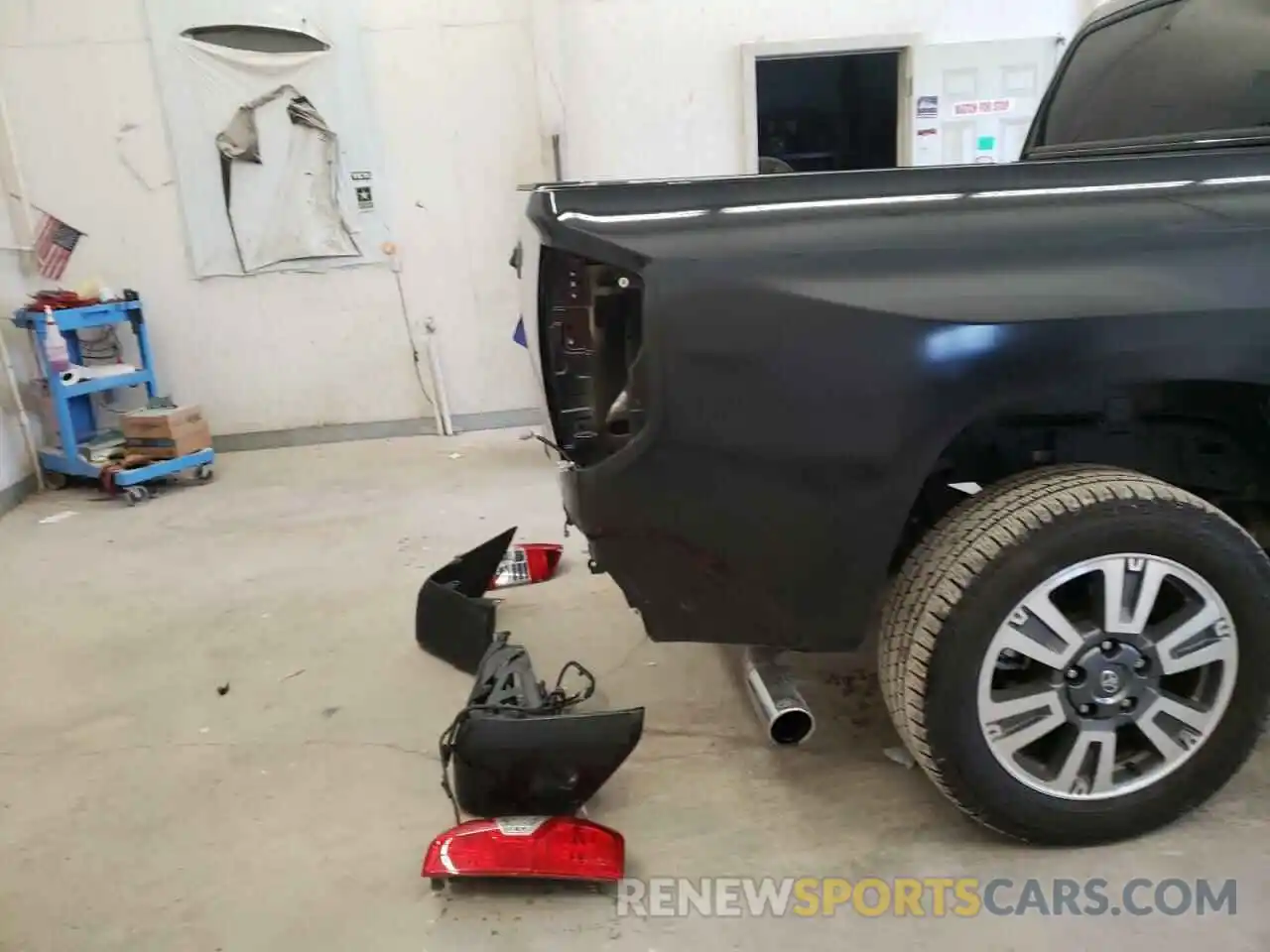 9 Photograph of a damaged car 5TFAY5F14MX032425 TOYOTA TUNDRA 2021