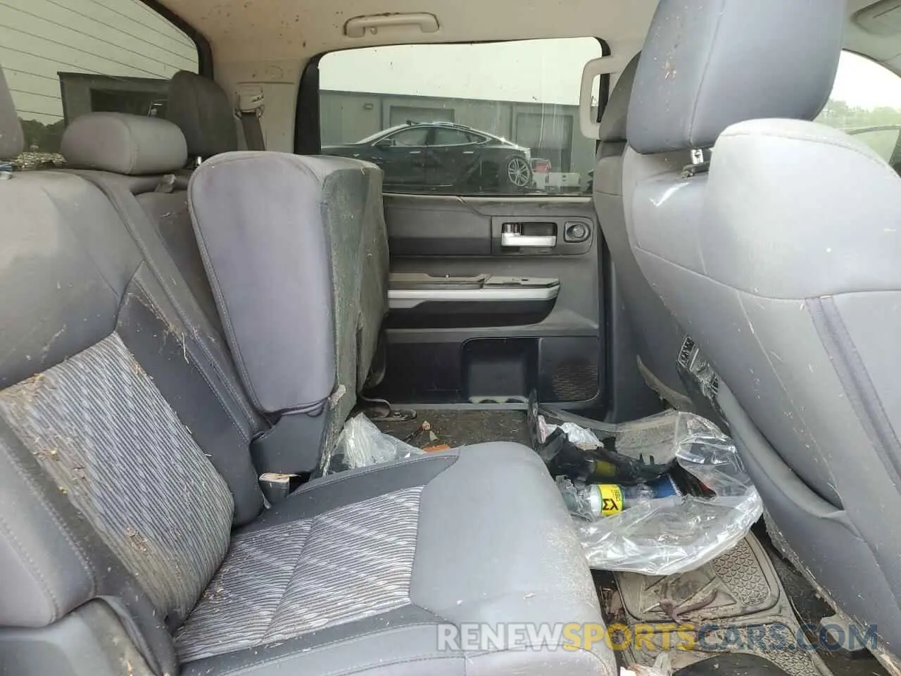 10 Photograph of a damaged car 5TFDY5F17MX994358 TOYOTA TUNDRA 2021