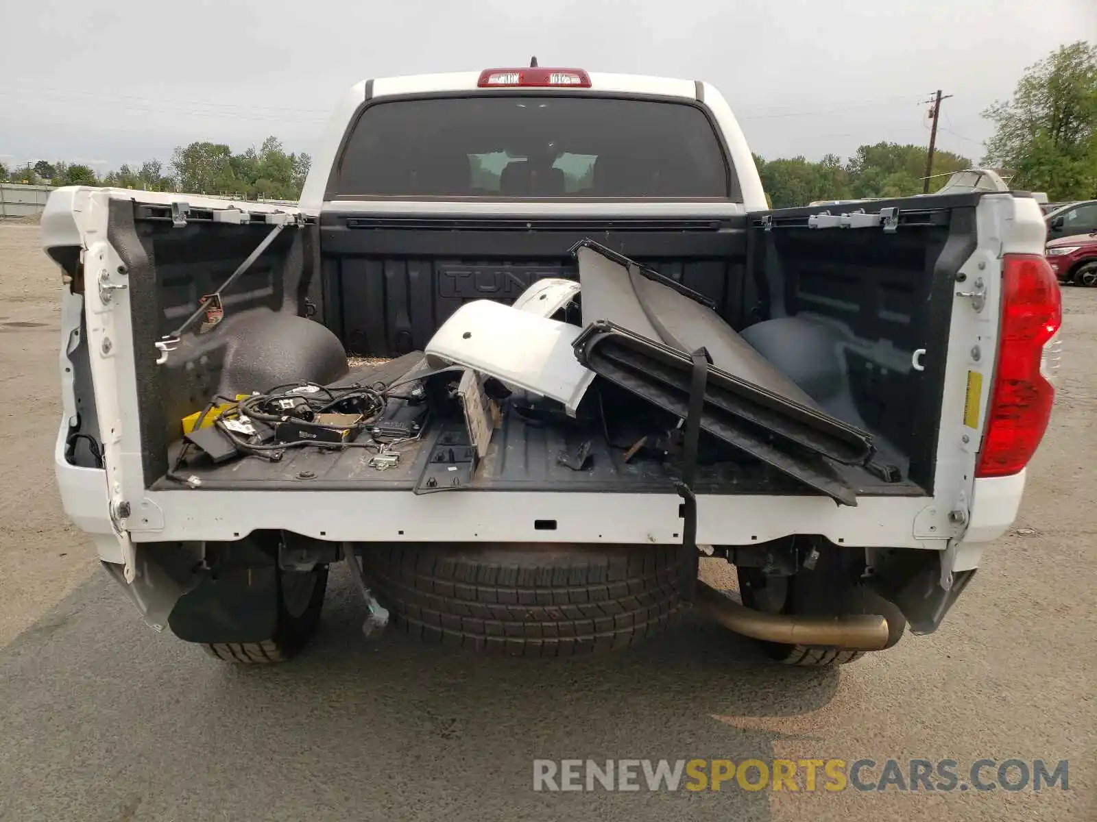 9 Photograph of a damaged car 5TFHY5F10MX003311 TOYOTA TUNDRA 2021