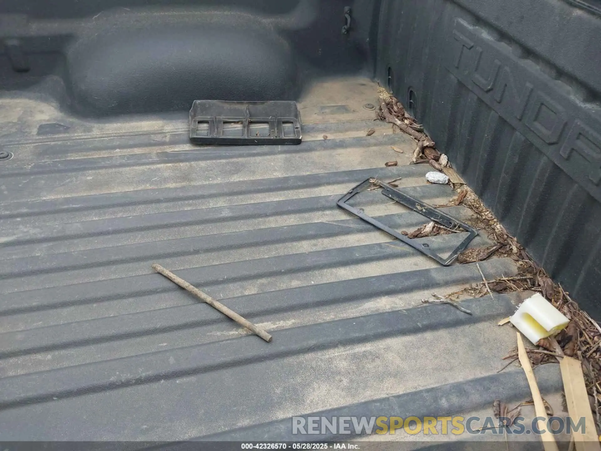 12 Photograph of a damaged car 5TFHY5F14MX035419 TOYOTA TUNDRA 2021