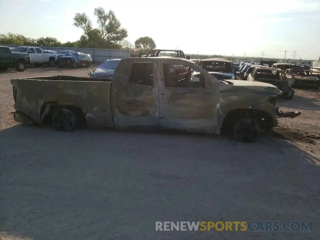 10 Photograph of a damaged car 5TFUY5F16MX962954 TOYOTA TUNDRA 2021