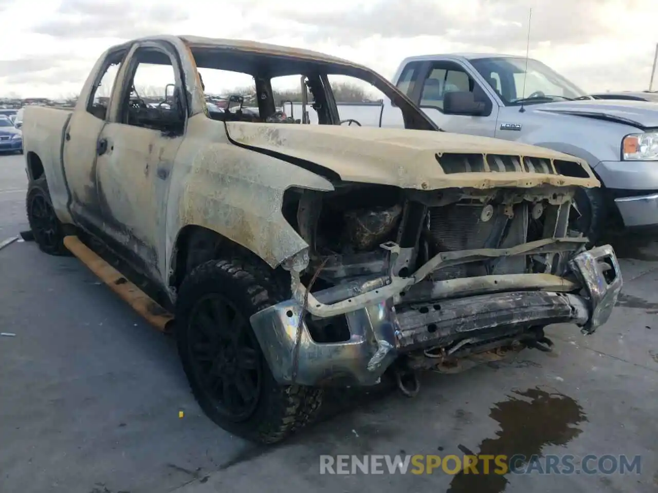 1 Photograph of a damaged car 5TFUY5F17MX015325 TOYOTA TUNDRA 2021