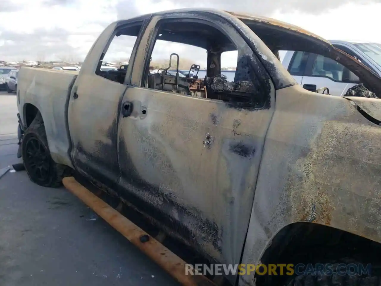 10 Photograph of a damaged car 5TFUY5F17MX015325 TOYOTA TUNDRA 2021