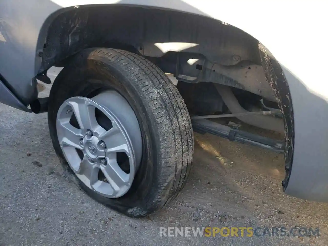 9 Photograph of a damaged car 5TFUY5F19MX997701 TOYOTA TUNDRA 2021