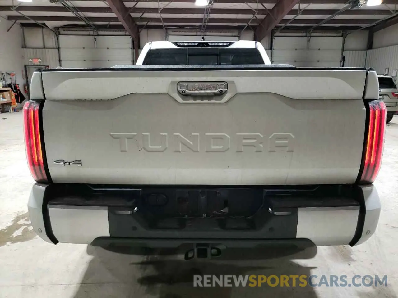 6 Photograph of a damaged car 5TFJA5DA1NX015655 TOYOTA TUNDRA 2022