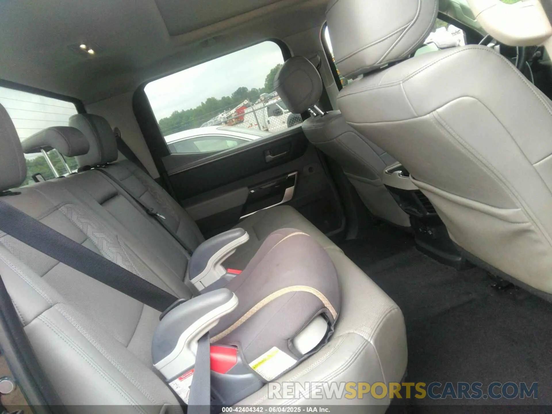 8 Photograph of a damaged car 5TFJA5DB5NX007339 TOYOTA TUNDRA 2022
