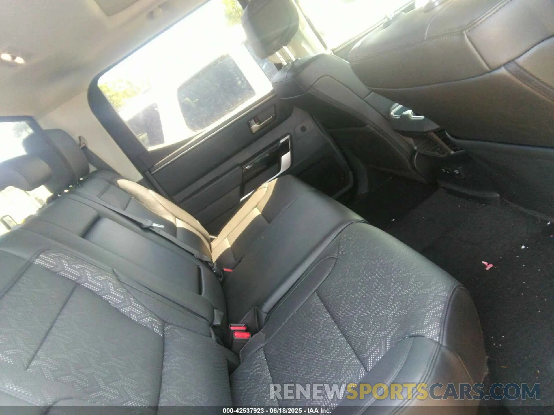 8 Photograph of a damaged car 5TFJA5EC6NX010130 TOYOTA TUNDRA 2022
