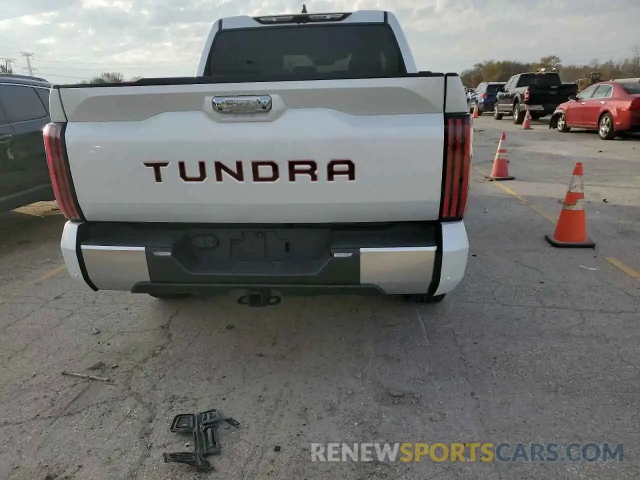 6 Photograph of a damaged car 5TFJC5AB3NX001568 TOYOTA TUNDRA 2022