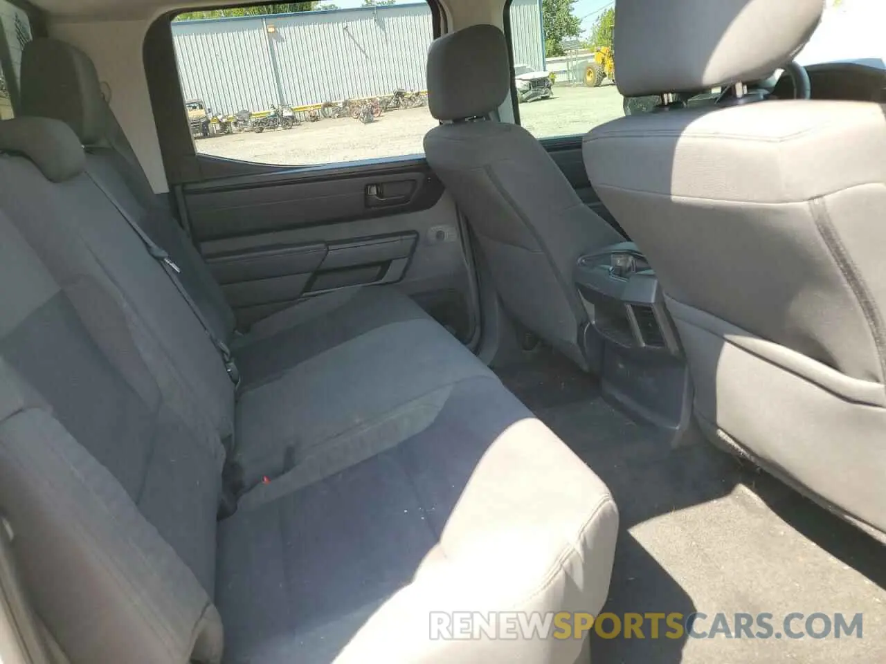 10 Photograph of a damaged car 5TFKB5DB1NX014807 TOYOTA TUNDRA 2022