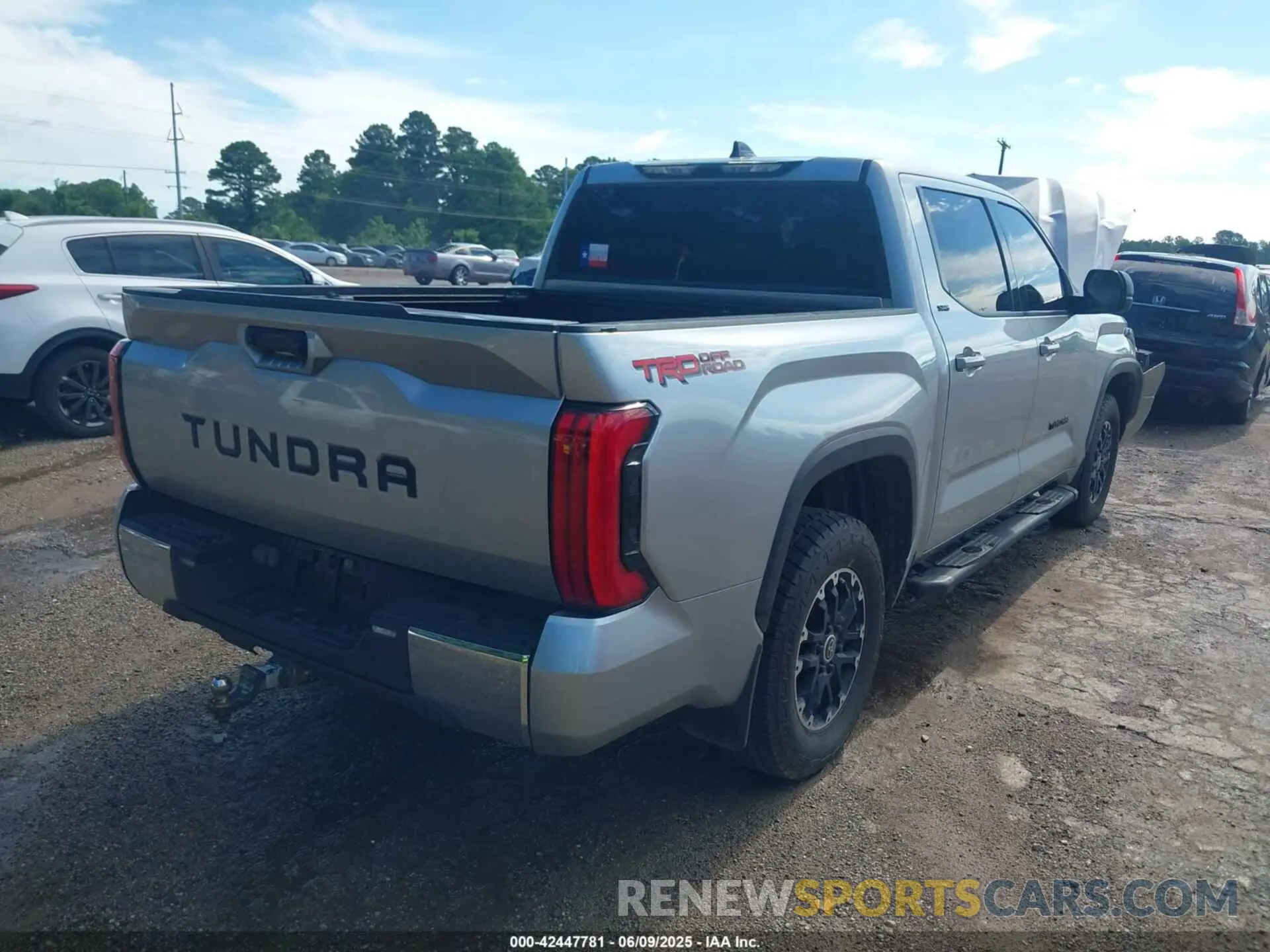 4 Photograph of a damaged car 5TFLA5AB0NX007097 TOYOTA TUNDRA 2022