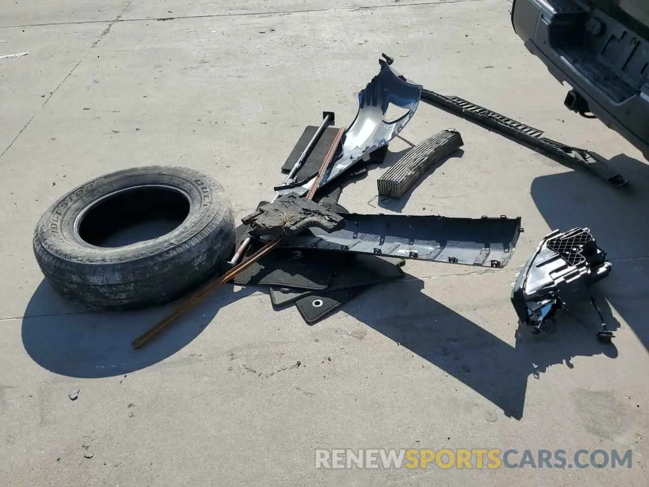 14 Photograph of a damaged car 5TFLA5AB1NX009652 TOYOTA TUNDRA 2022