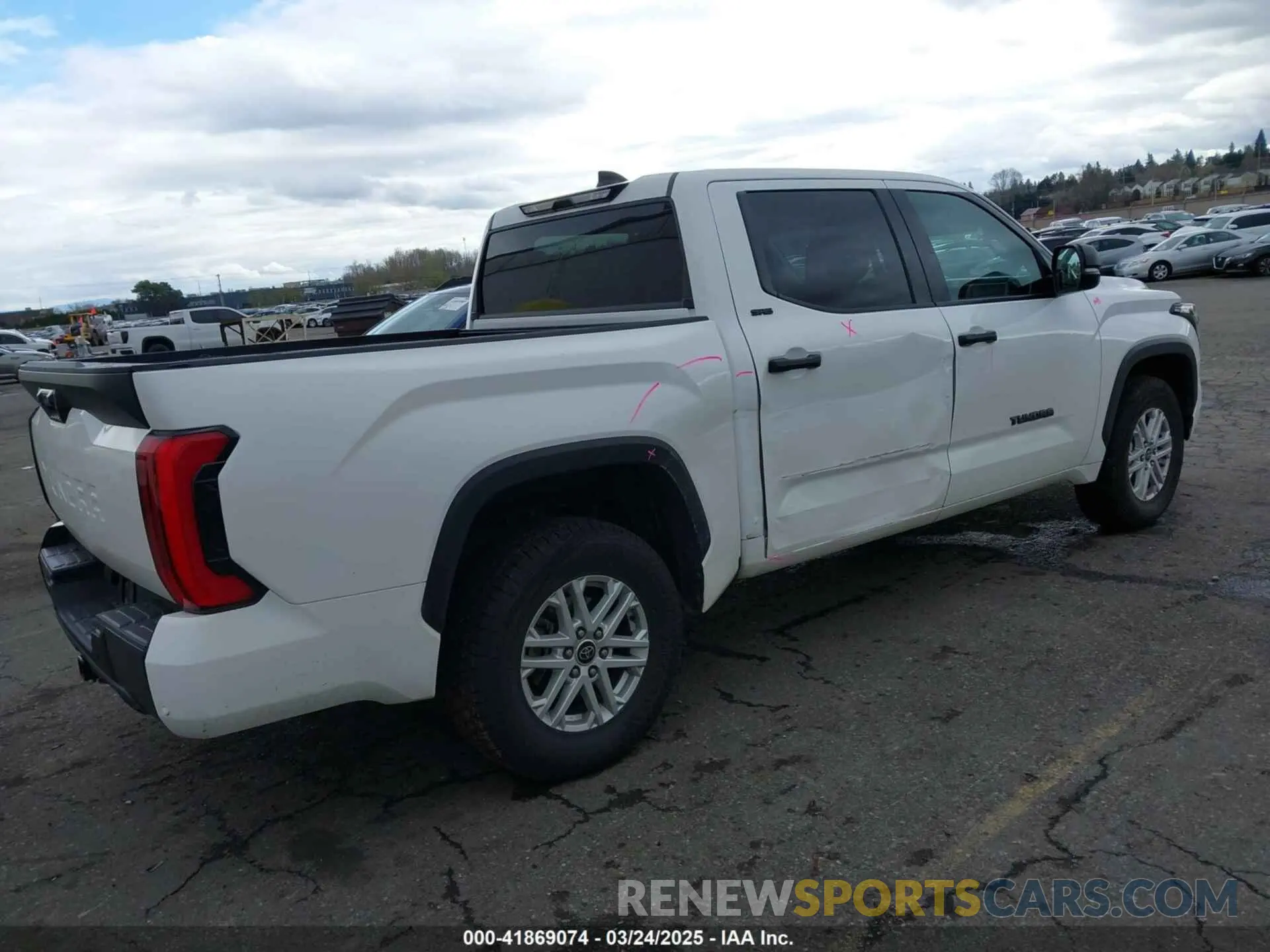 4 Photograph of a damaged car 5TFLA5AB5NX011470 TOYOTA TUNDRA 2022