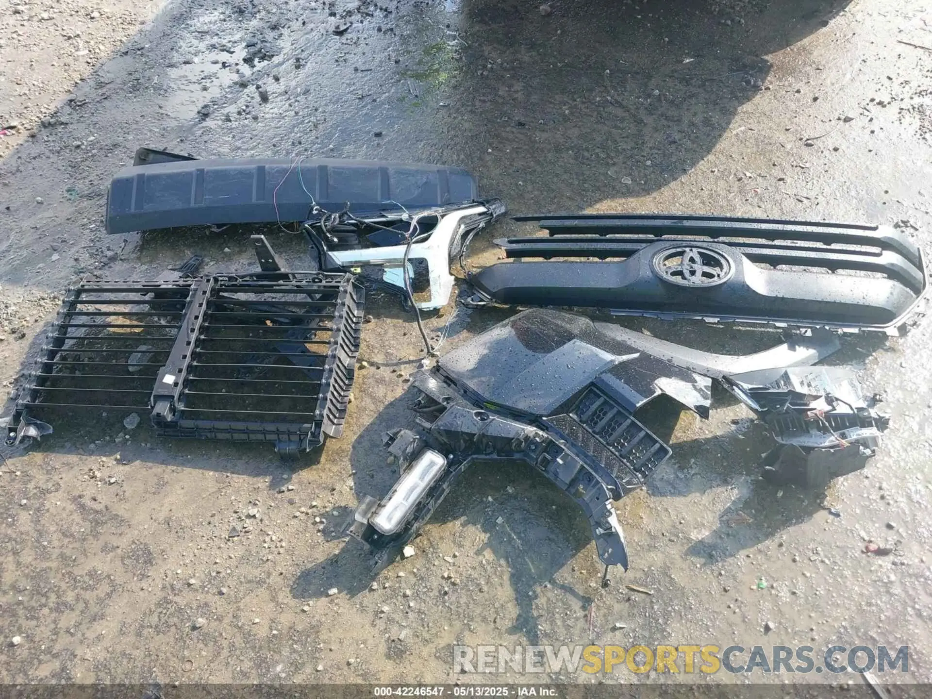 12 Photograph of a damaged car 5TFLA5AB7NX010692 TOYOTA TUNDRA 2022